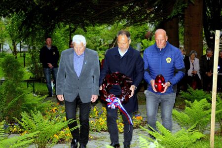 Župan Anton Preksavec položi venec skupaj z Vinkom Krajncem in Ferdom Abrahamom