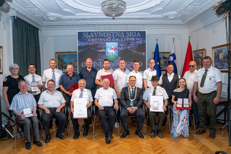 Nagrajenci na slavnostni seji OS Občine Dravograd za leto 2026, skupaj z županom in podžupanom 