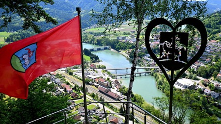 Občinska zastava na razgledni točki Skala