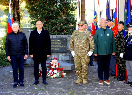 Vinko Krajnc, župan Anton Preksavec, Jože Temnikar, Srečko Krajnc ob spomeniku