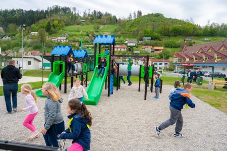 Otroško navdušenje ob otvoritvi igral