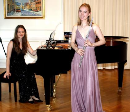 Izjemni glasbenici - Flavtistka Ajda Mori in pianistka Neža Tovšak v Dvorcu Bukovje