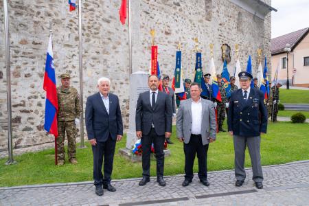 Polaganje cvetja in sveč k spomeniku pri cerkvi sv. Vida v trgu Dravograda