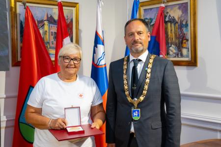 Prejemnica Zlatega grba, gospa Irena Gostenčnik