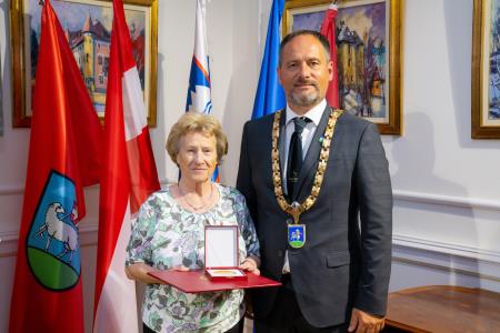 Gospa Marija Kralj, ki je Zlati grb prevzela za gospoda Ervina Pečnika, dr.med.