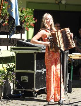 Vrhunska virtuozinja na diatonični harmoniki Danaja Grebenc