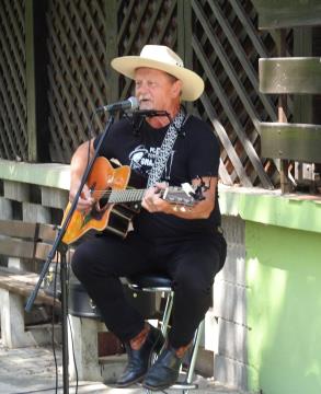 Koroški kantavtor Milan Kamnik