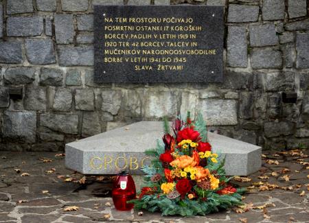 Cvetlični aranžma ob spomeniku