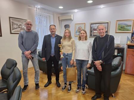 Župan Anton Preksavec skupaj z Niko Štor in njeno družino