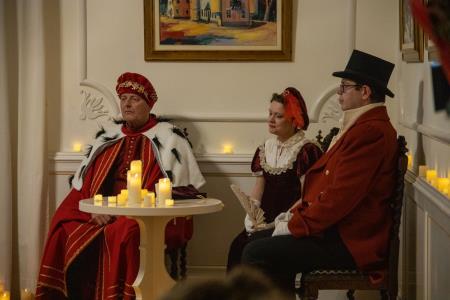 Igralci baletne pravljice Hrestač ob soju sveč