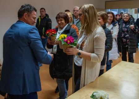 Podžupan podeli rože vsaki udeleženki koncerta