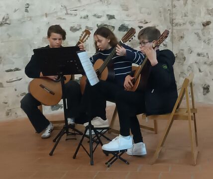 Mladi kitaristi Iva Plimon, Laura Petrovič in Gal Babič