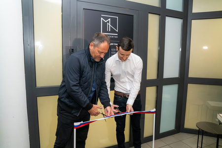 Prerez otvoritvenega traku s strani župana Antona Preksavca in fizioterapevta Jerneja Naveršnika