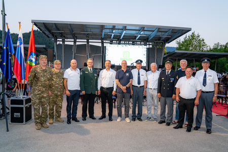 Slavnostni govorec skupaj z županom, podžupanom, praporščaki, predstavniki delegacij; OZVVS Dravograd, NOB OO Dravograd, OZSČ Dravograd, policijskega veteranskega društva Sever za Koroško.