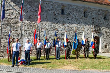 Polaganje cvetja pri cerkvi sv.Vida