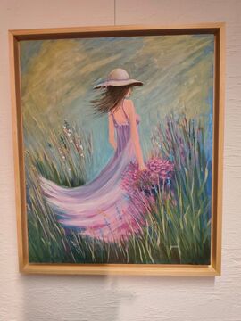 Dekle sredi cvetočega polja