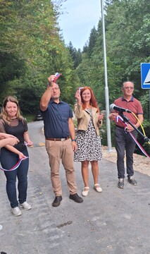 Prerez slavnostnega traku s strani župana, predsednice KS, izvajalca in predstavnice krajanov