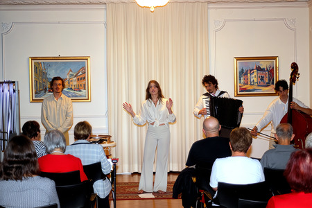 Nastopajoči na zadnjem koncertu Ob reki mmmm 