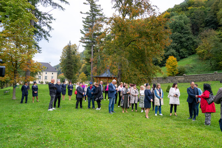 Udeleženci ob zasaditvi drevesa