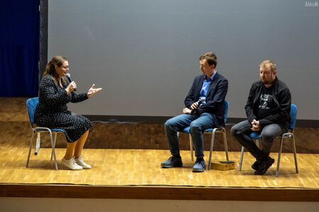 Pogovor z režiserjem Maticem Poropatičem in igralcem Simonom Planšakom, ki ga je moderirala Katja Čevnik