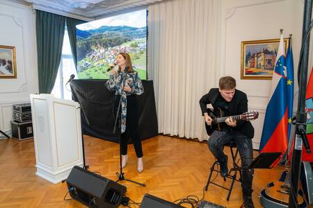 Eva Boto in kitarist Matevž Špegel Štaher