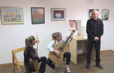 Lara Tomažič in Evelin Mihelič na kitari, skupaj z Robertom Preglauom