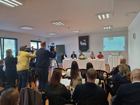 Prisotni na novinarski konferenci