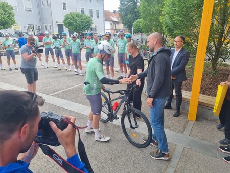 Predaja kolesa ravnatelju šole